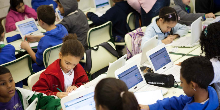 Photo d'enfants avec des ordinateurs travaillant sur la Khan Academy