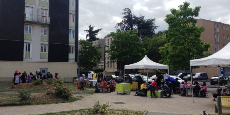 Photo du déploiement d'une Ideas Box à Sarcelles