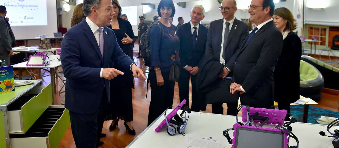 Visite de l'Ideas Box à Bogota le 23 janvier 2017 par le Président de la République colombienne, Juan Manuel Santos, et le Président de la République française, François Hollande. Crédit photo : Efraín Herrera - SIG - SIG