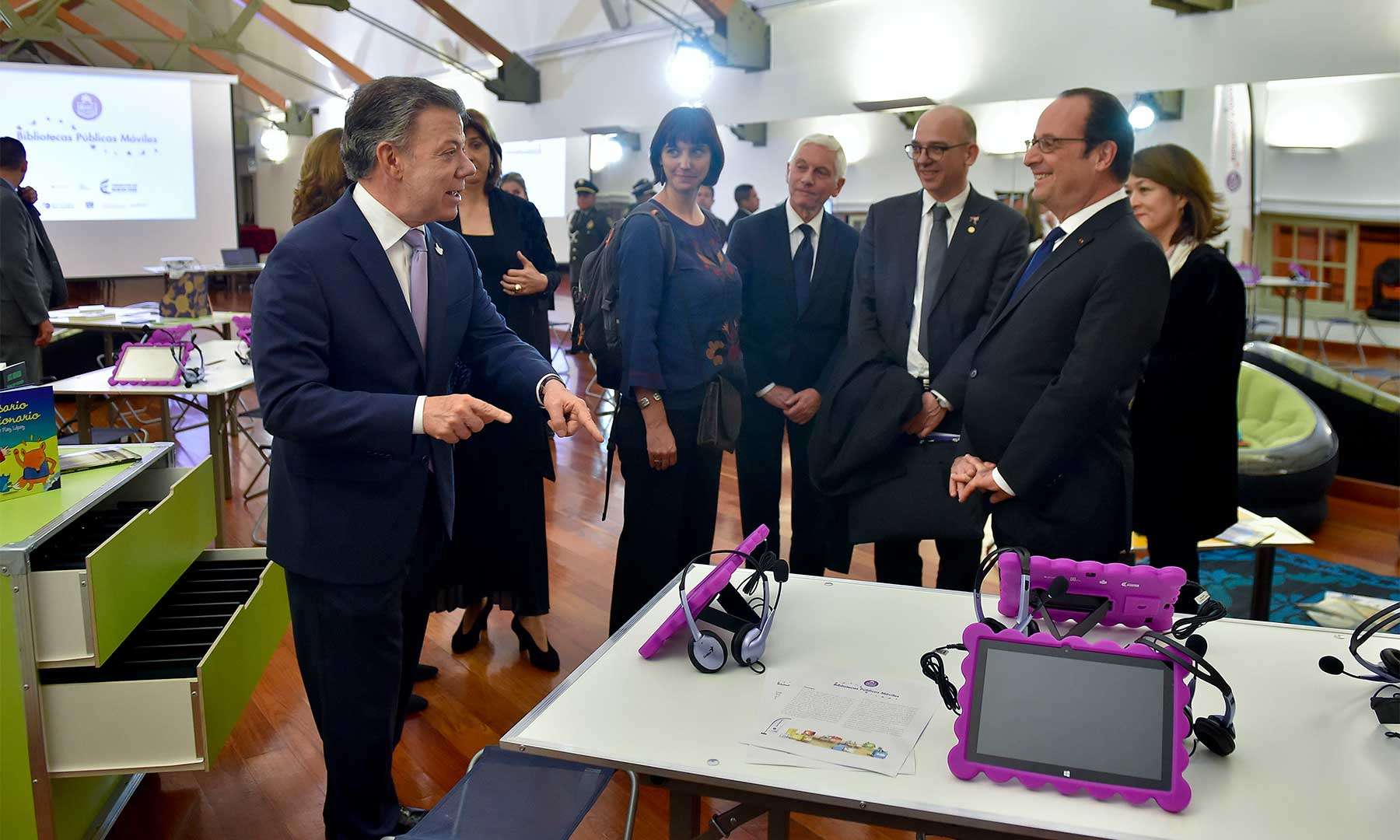 Visite de l'Ideas Box à Bogota le 23 janvier 2017 par le Président de la République colombienne, Juan Manuel Santos, et le Président de la République française, François Hollande. Crédit photo : Efraín Herrera - SIG - SIG