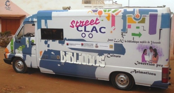 Picture of the Street CLAC book bus in the streets of Yaounde