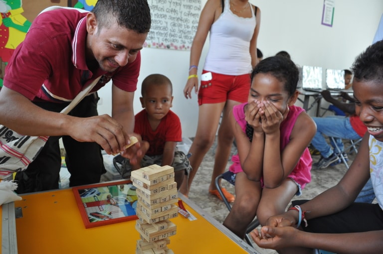 Photo de Colombiens qui jouent au Jenga