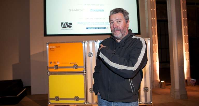 Photo de Philippe Starck devant l'Ideas Box