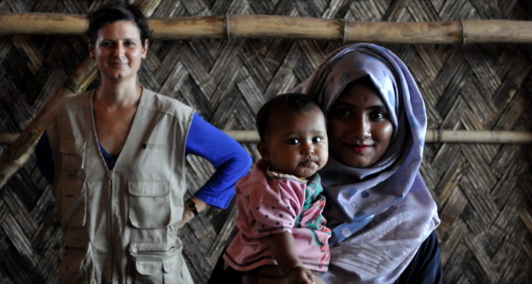 Photo d'Anna auprès des réfugiés rohingya