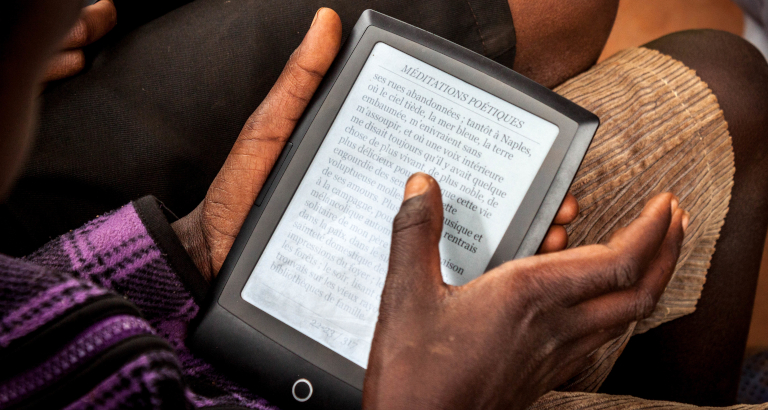 Photo d'un jeune homme sur une tablette