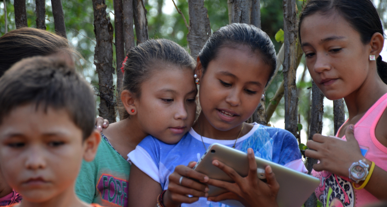 Photo de deux jeunes filles sur une tablette