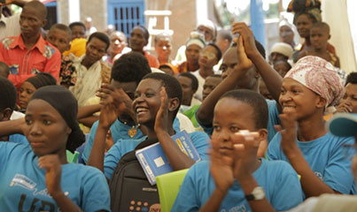 Jeunes adultes en formation souriant